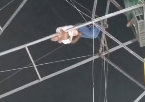 Mulher despenca de roda-gigante no ponto mais alto