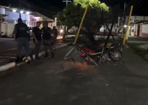Embriagado, motociclista colide com pula-pula e fere jovem e bebê em Itacoatiara