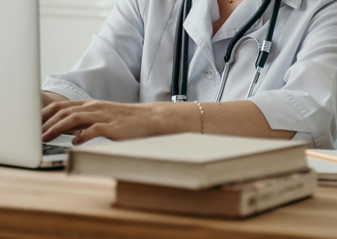 Justiça ouve vítimas em audiência sobre falsa médica que atendia crianças em Manaus