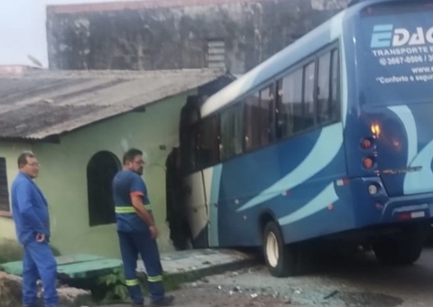 Micro-ônibus invade casa e destrói estrutura de imóvel no Alvorada; vídeo