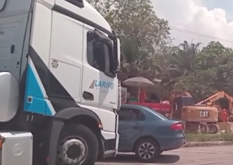 Duas carretas e um carro colidem perto da Ceasa, em Manaus; vídeo