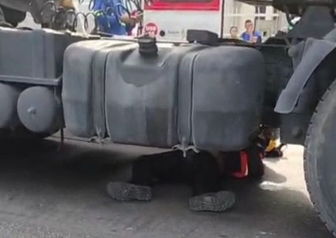 Motociclista e passageiro ficam feridos após acidente na Av. Autaz Mirim