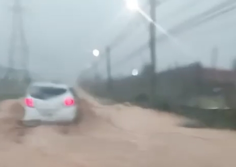 Alerta da Defesa Civil chega a Manaus após ruas já estarem alagadas; vídeos