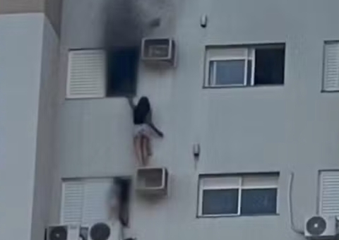 Mulher se pendura em ar-condicionado para resgatar mãe e criança durante incêndio; vídeo