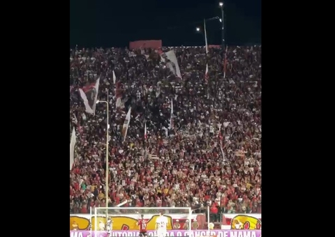 Torcedores despencam de arquibancada durante briga no Barradão
