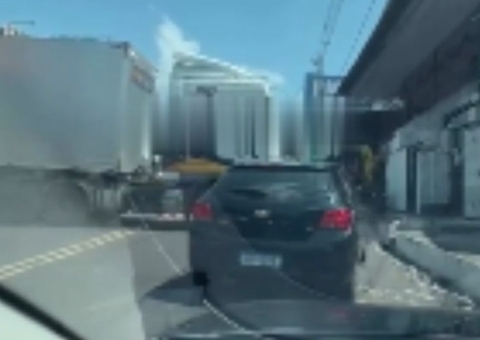 Carreta atravessada deixa trânsito lento na Avenida Compensa