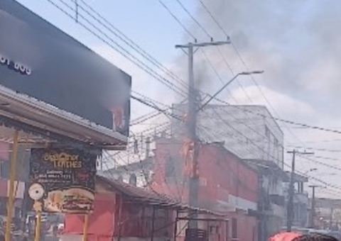 Poste pega fogo e causa apagão no bairro São José 1; vídeo