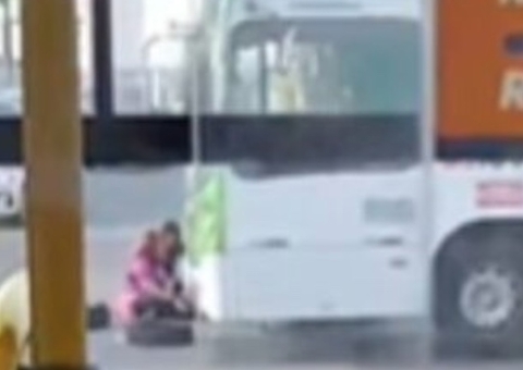 Vídeo: Motociclista fica ferido após colisão com ônibus no Nova Esperança