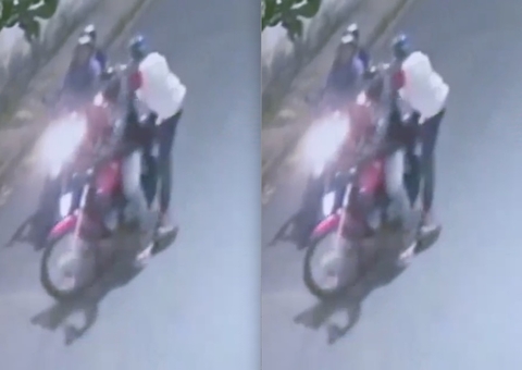 Casal em motocicleta sofre assalto por dupla armada no bairro Adrianópolis