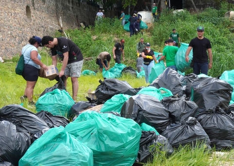 Mutirão de limpeza remove cinco toneladas de lixo do Igarapé do São Raimundo
