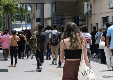 Candidatos chegam cedo para o 1º dia do Vestibular 2025 da UEA