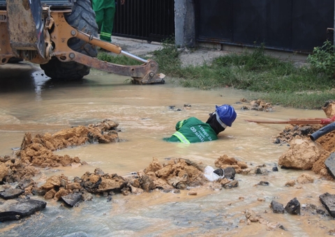 Idosa enfrenta riscos para passar por obra da Águas de Manaus; vídeo