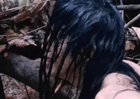 Ancestralidade e escuta: Francis Baiardi lança solo “Aquelas que me habitam” no Teatro da Instalação