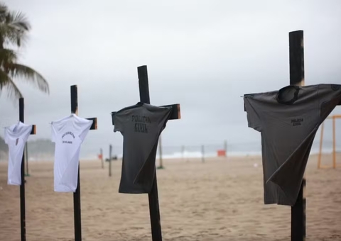 Cruzes são colocadas na Praia de Copacabana em homenagem a policiais mortos