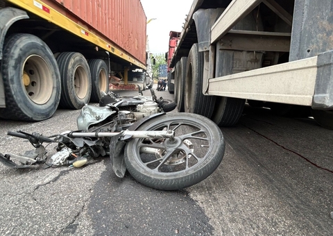 Moto fica prensada entre carretas e deixa dupla gravemente ferida na Av. Rodrigo Otávio