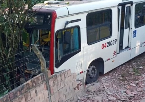 Ônibus lotado colide com muro no Puraquequara