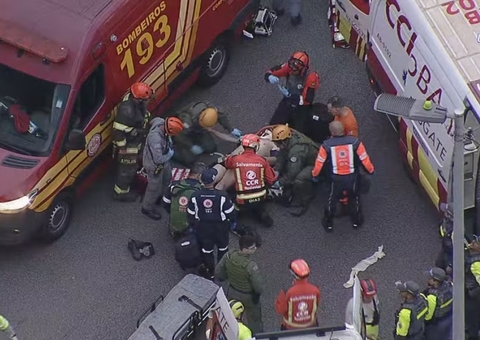 Caminhão cai de ponte e deixa quatro pessoas feridas em São Paulo
