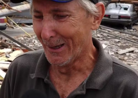 Idoso chora em entrevista após perder tudo em tornado no Paraná