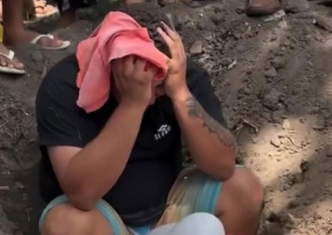Emocionado, pai invade cova durante enterro de filho morto; vídeo
