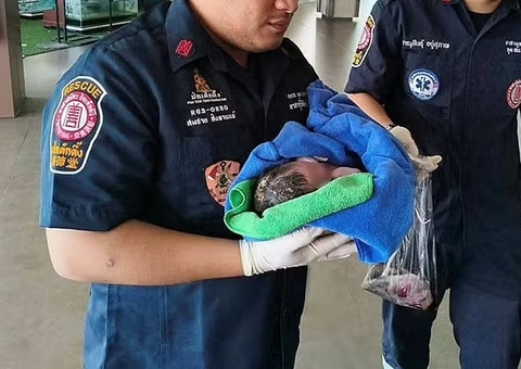 Bebê recém-nascida é resgatada viva dentro de caixa de descarga