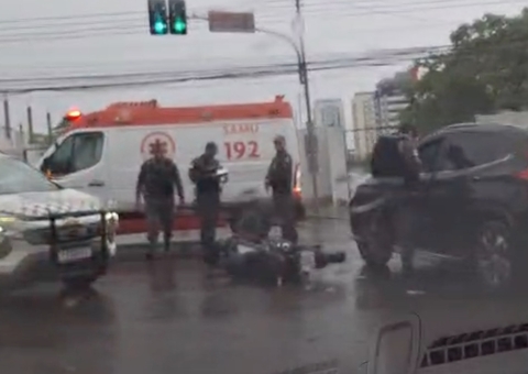 Motociclista 'voa' após avançar sinal e é atropelado na Djalma Batista; vídeo
