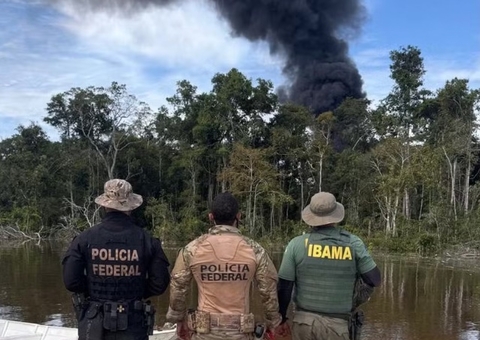 PF destrói 14 dragas de garimpo ilegal na fronteira com a Colômbia