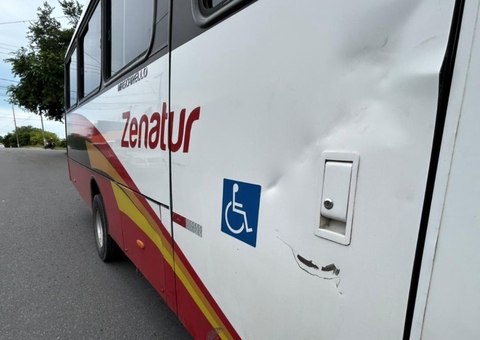 Casal fica ferido após moto colidir em micro-ônibus na av. Passarinho