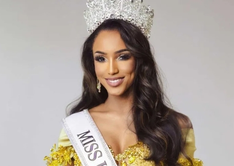 Modelo fica em estado grave após sofrer queda em desfile no Miss Universo