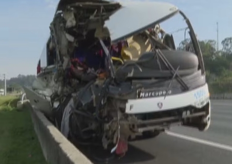 Ônibus bate em caminhão parado em SP e deixa mais de 30 feridos; vídeo