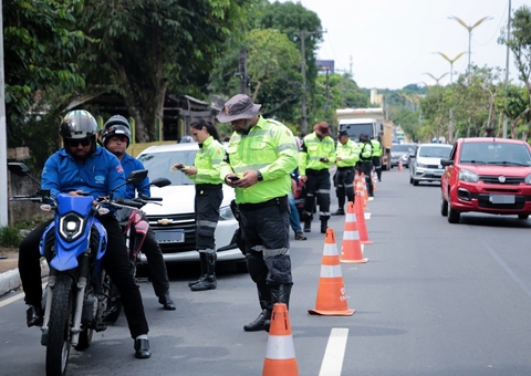 Blitz tira de circulação carros irregulares e motoristas sem CNH na av. do Turismo