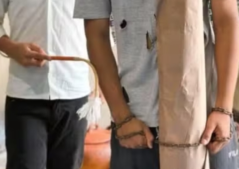 Colégio da Bahia é criticado após aluno negro ser amarrado a tronco durante apresentação