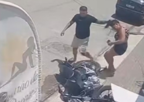 Homem invade clínica e arrasta mulher pelos cabelos em Fortaleza; vídeo