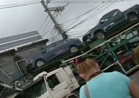 Caminhão-cegonha perde controle e colide com casa em Manaus