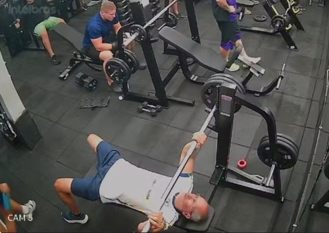 Vídeo: homem morre atingido por barra de supino em academia
