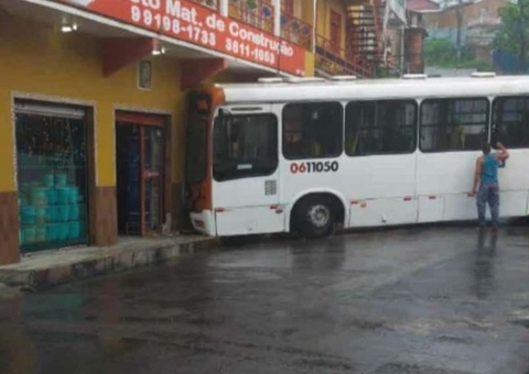 Ônibus desgovernado invade material de construção em Petrópolis