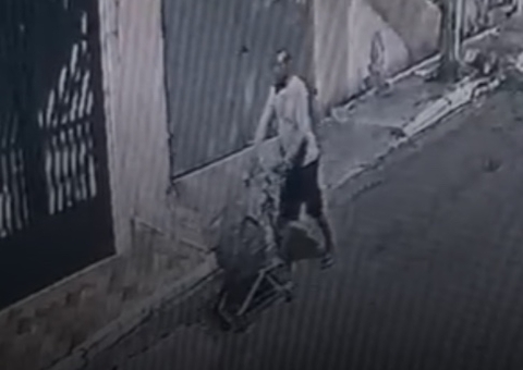 Homem abandona carrinho com corpo de mulher em rua de SP; vídeo