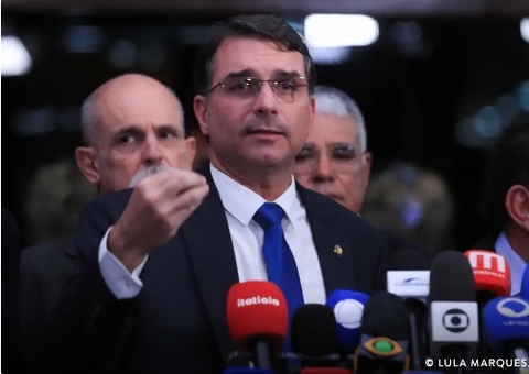 Flávio Bolsonaro diz que foi escolhido pelo pai para disputa presidencial de 2026