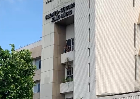 Casal em janela do Hospital João Lúcio causa pânico e polícia é acionada; vídeo