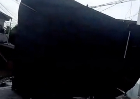 Temporal em Manaus arranca telhado inteiro de casa no Petrópolis; vídeo