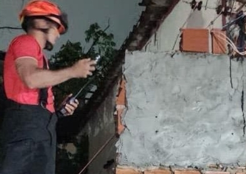 Bombeiros resgataram pessoas presas em elevador durante temporal em Manaus