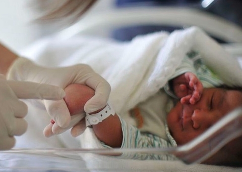 Brasil registra maior queda de nascimentos em 20 anos, aponta IBGE