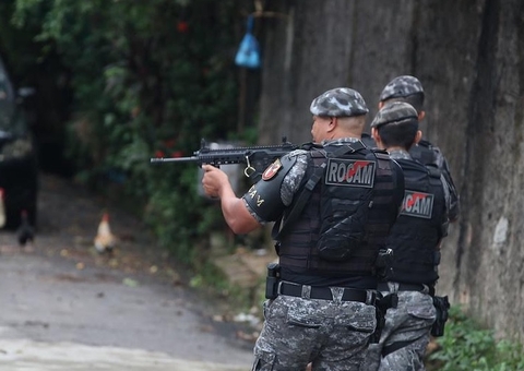 Rocam resgata homem do 'tribunal do crime' em Manaus