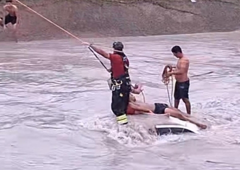 Carro cai no Igarapé do 40 e vítima é socorrida em cima do veículo; vídeo é impressionante
