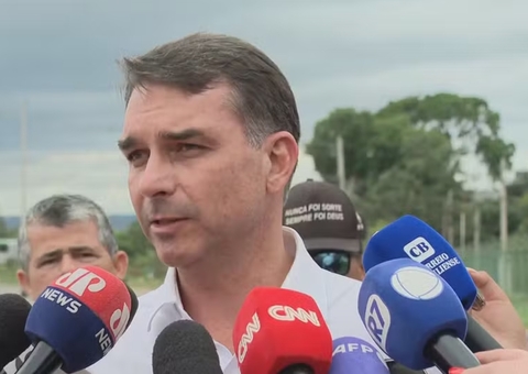 Flávio visita Bolsonaro na prisão e reforça pedido de cirurgia