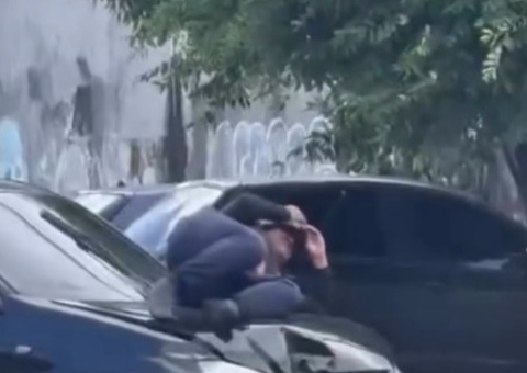 Motociclista "voa" e acaba em cima de carro após batida em Manaus; vídeo