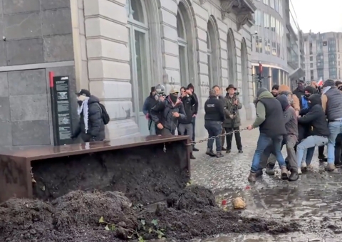 Agricultores confrontam polícia em protesto contra acordo UE–Mercosul em Bruxelas
