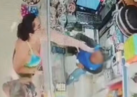 Cliente dá tapa no rosto de funcionária por causa do valor de uma bolsa; vídeo