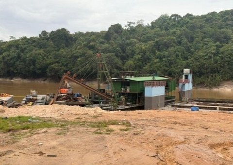 PF apreende seis embarcações usadas no garimpo ilegal em Manaus