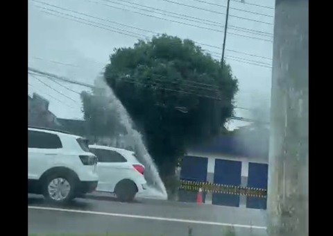 Vazamento cria 'chafariz', atrapalha motoristas e deixa moradores sem água em Manaus