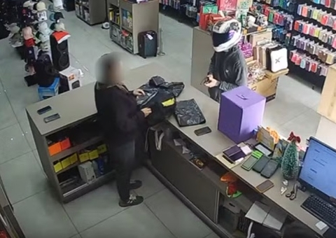 Para provar que era assalto, criminoso dispara tiro dentro de loja em MG; vídeo